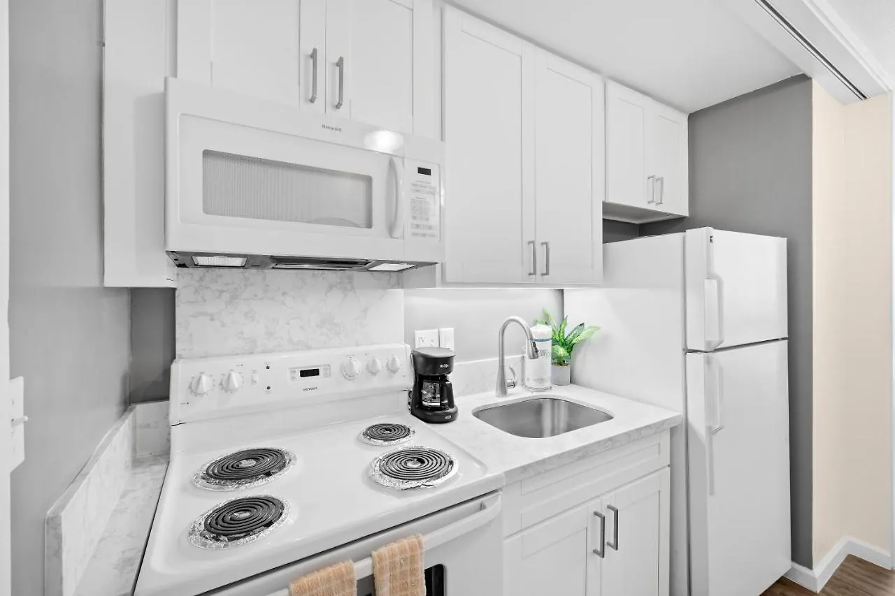 Apartment Newly Renovated Ilikai Marina Studio - Near Beach! Honolulu