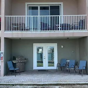 luxury-and-spacious-waterside-getaway.hotelstampa.org/