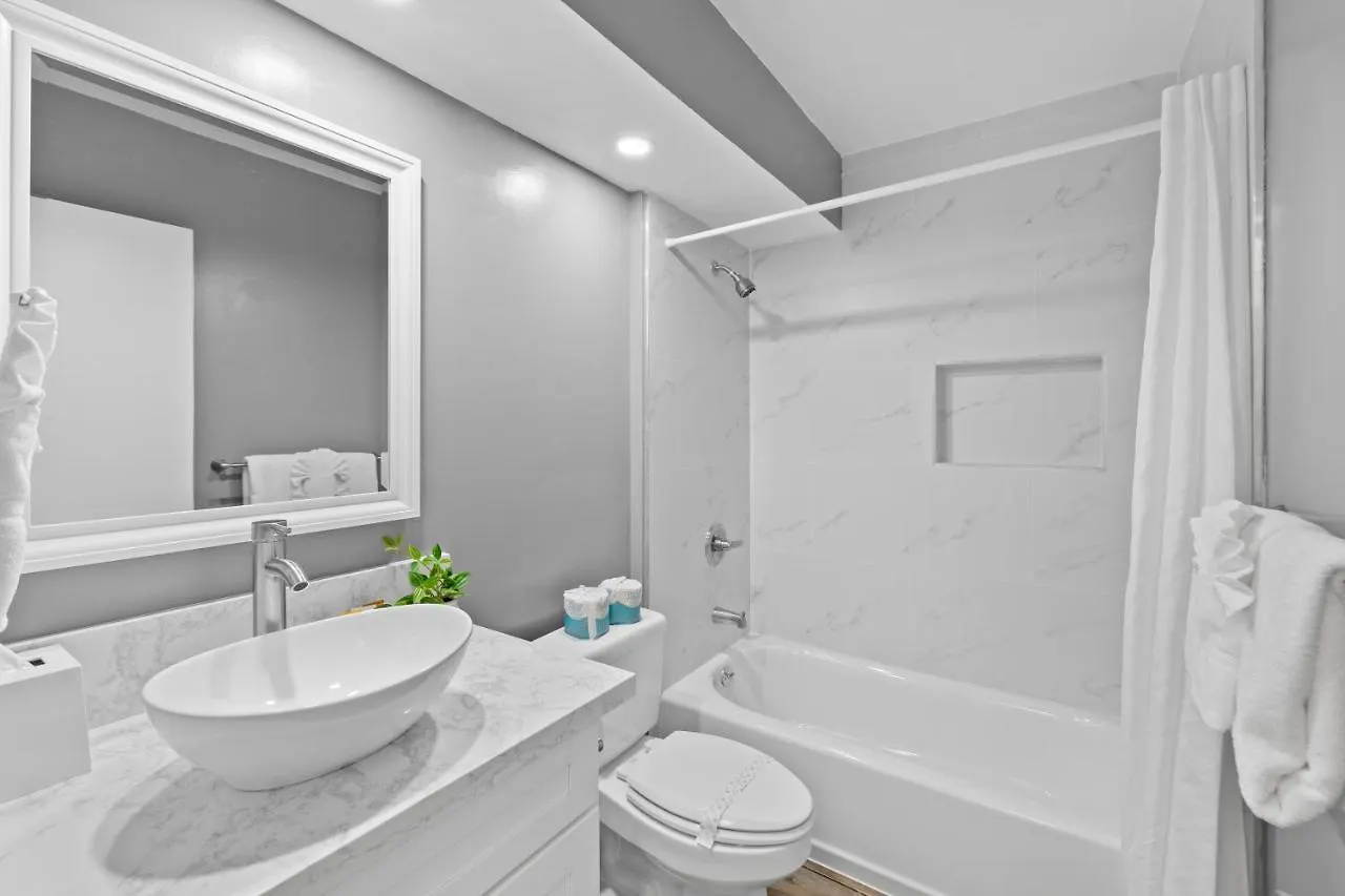 Newly Renovated Ilikai Marina Studio - Near Beach! Honolulu